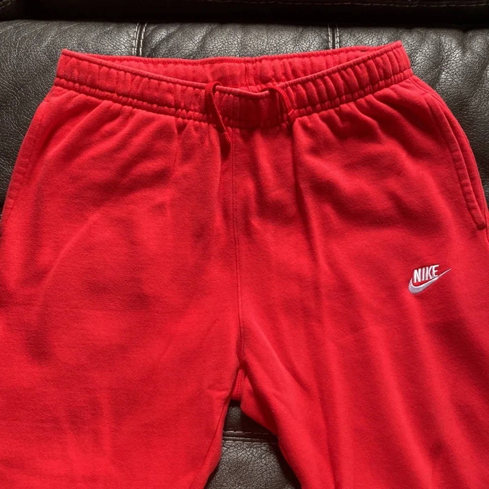 Nike Men’s Red Club Fleece Sweatpants - Picture 4 of 8